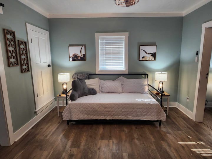 Daybed biedt 2 eenpersoonsbedden OF steek het onderste bed op en gebruik het als een kingsize bed. Geluidsmachine staat indien nodig op het nachtkastje!