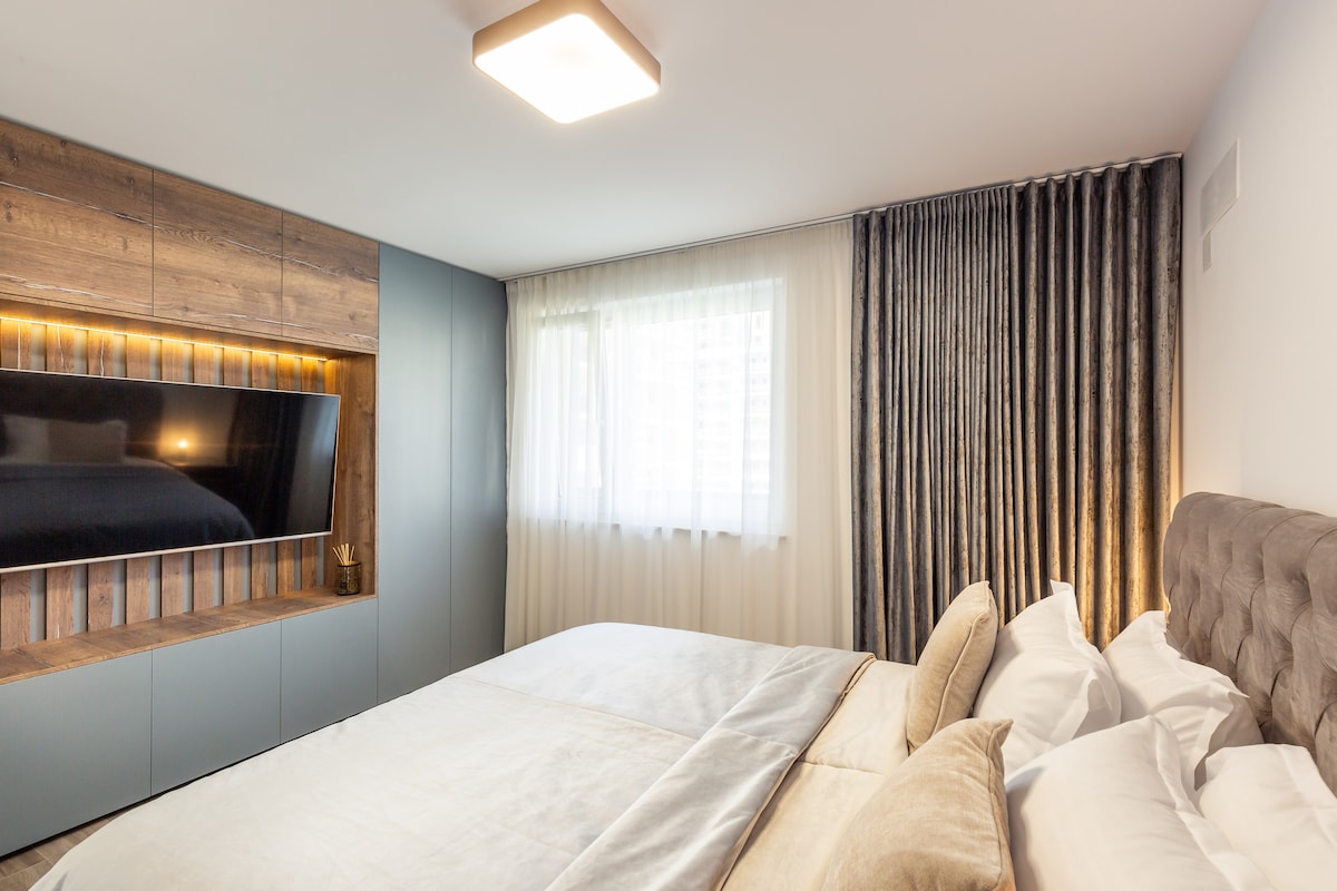 Chumba cha kulala kilicho na Televisheni mahiri ya HD inayounganishwa na tovuti za utiririshaji kama vile Netflix na Prime, pamoja na kitanda kizuri sana chenye mashuka ya pamba ya kifahari na taulo laini, vivuli vya giza vya chumba na uzuri safi kwa ujumla