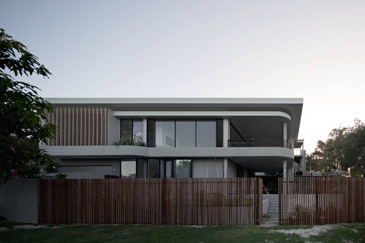 Beachfront w/ Ocean Views Brand New Home Noosa