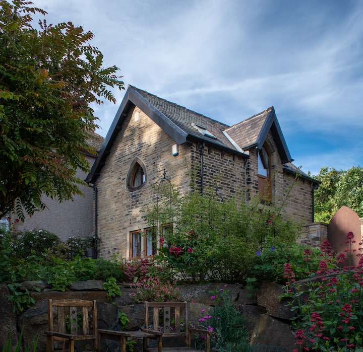 Holt Bank detached cottage with-off road parking