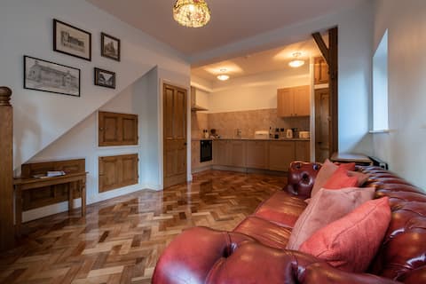 Successful Airbnb property: Holt Bank detached cottage with off road parking in Huddersfield