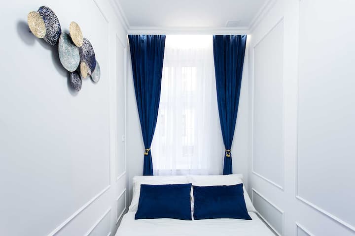 เพลิดเพลินกับการนอนหลับฝันดีบนเตียงควีนไซส์ที่สะดวกสบายพร้อมเครื่องปรับอากาศในห้อง