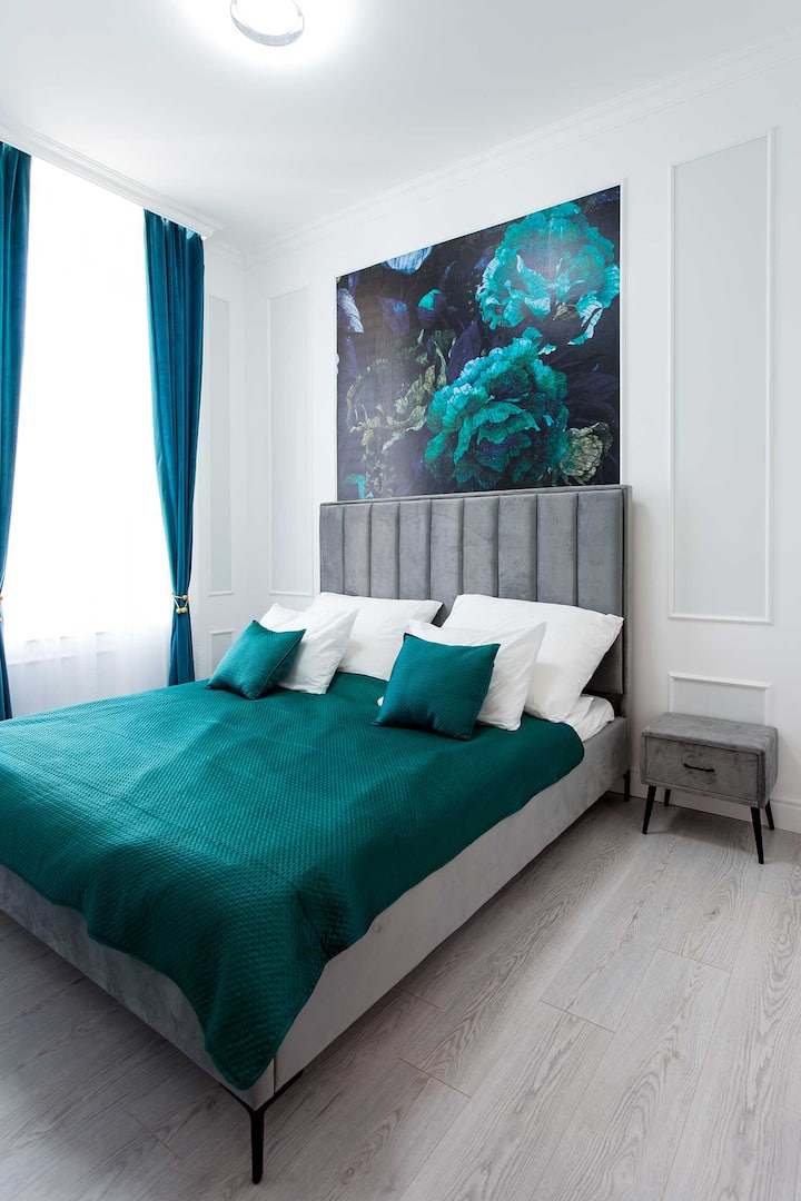 นอนหลับสบายเหมือนสมาชิกราชวงศ์บนเตียงคิงไซส์ในห้องนอนใหญ่