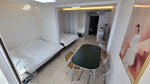 Directly connected to Dangsan Station! Han River Walk 5 minutes/Transportation is good and comfortable/Hongdae 5 minutes/Airport bus 5 minutes/Mart in the building/Parking