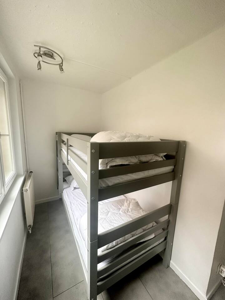 ילד שני עם מיטת קומותיים זוגית .