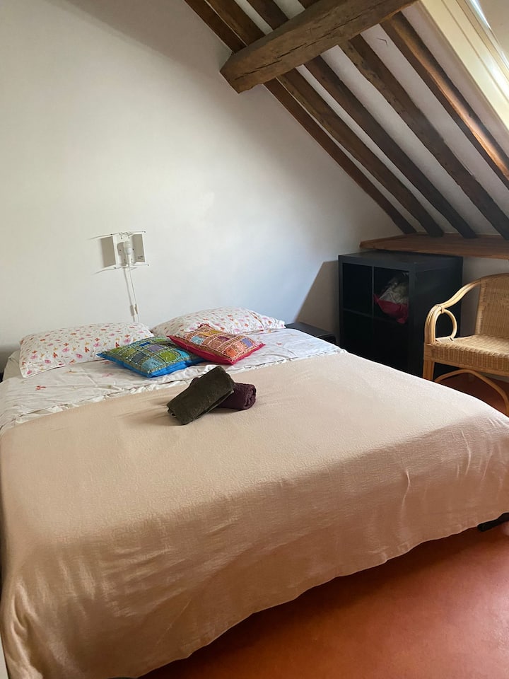 ห้องนอนนี้มีเตียงคู่ที่น่ารัก