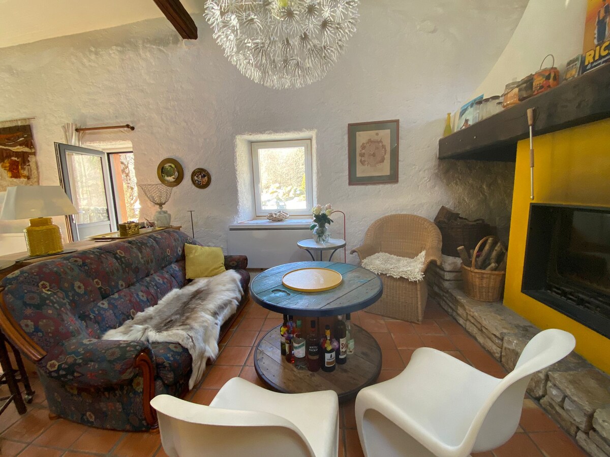 Დასასვენებელი სივრცე, ღიაა სამზარეულოსთვის. Კარგი დროა ამ ტურეტის გასაზიარებლად, განსაკუთრებით ზამთარში, კარგი ხანძრის წინ.