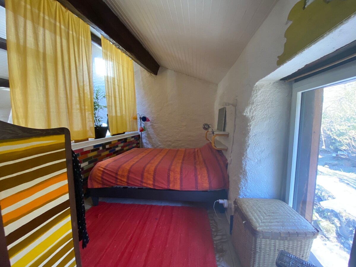 Საძინებელი 3: ორადგილიანი საწოლი ანტრესოლზე.