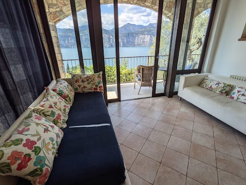 Top performing Airbnb: Apartment with panoramic lake view in Malcesine