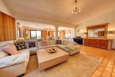 Popular Airbnb listing: Casa Tranquility with heated infinity swimmingpool in Loulé (São Sebastião)