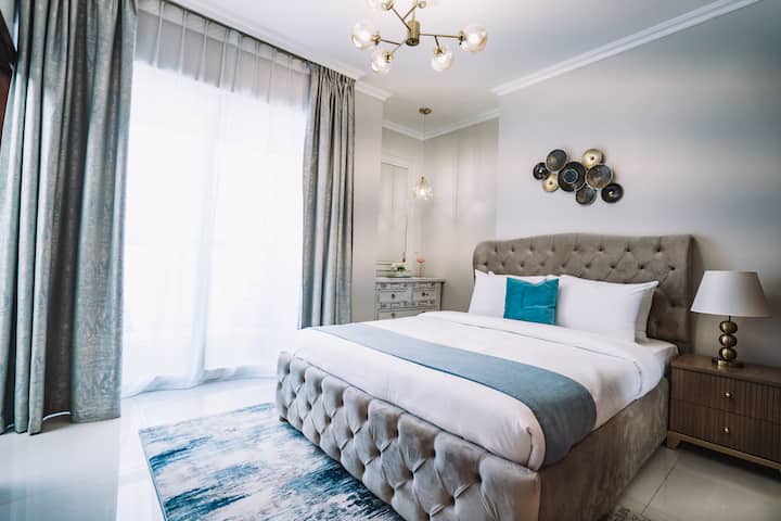 Druga spavaća soba ima bračni krevet (160x200), vlastitu kupaonicu i balkon s kojeg se pruža zadivljujući pogled.




