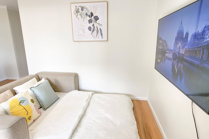 מיטת ספה בגודל קואלה קווין לאורחים השביעי והשמיני. מצעים מסופקים על פי בקשה ללא תשלום.