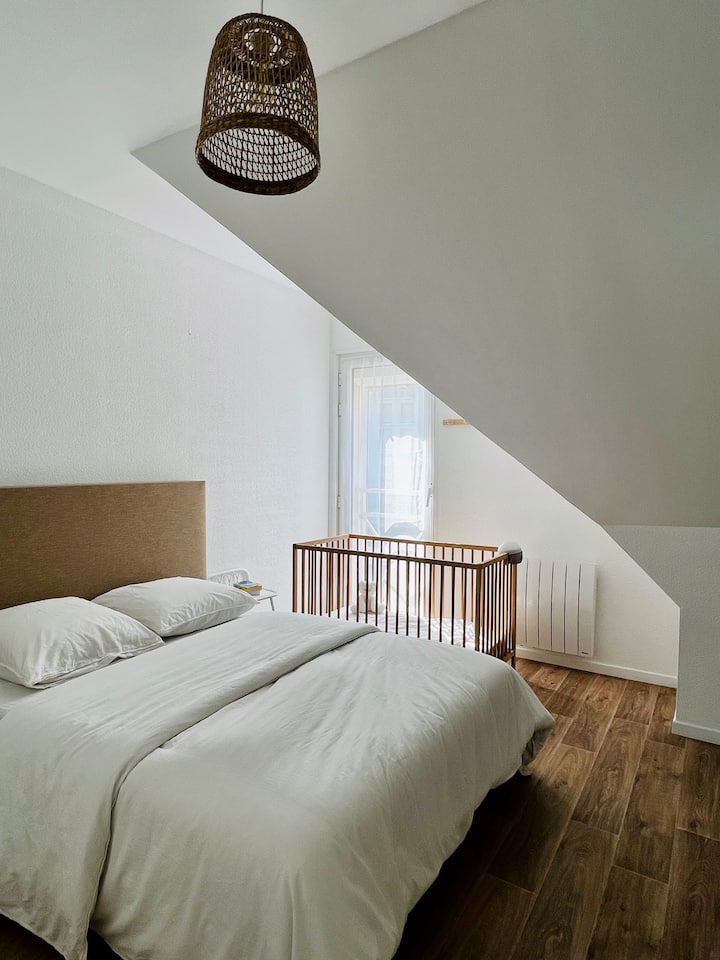 Спална соба 1 
Вклучува 1 брачен кревет и 1 детско креветче (детско креветче со решетки), телевизор, складиште за облека, ноќна масичка со ламба, прозорец со поглед на море и ролетна.