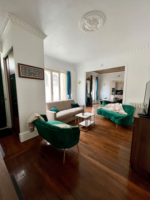 Popular Airbnb listing: Luxury apartment, super central and parking in Fontainebleau