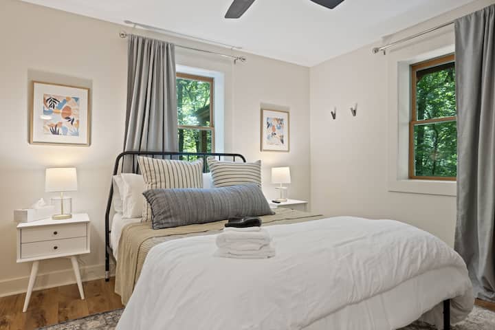 Lower Level Suite with Queen Bed

