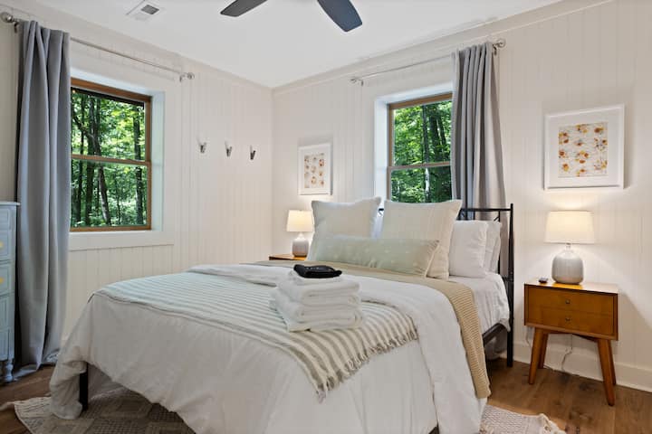 Lower Level Cottage Bedroom with Queen Bed

