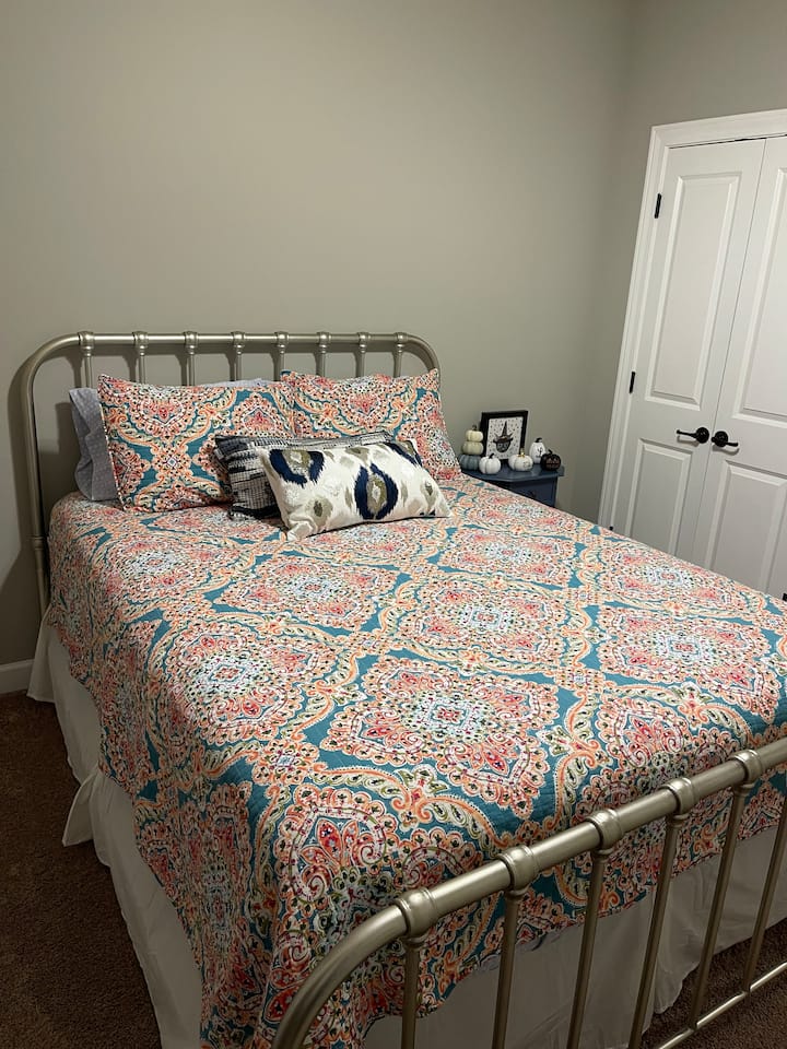 第二间卧室配备标准双人床 