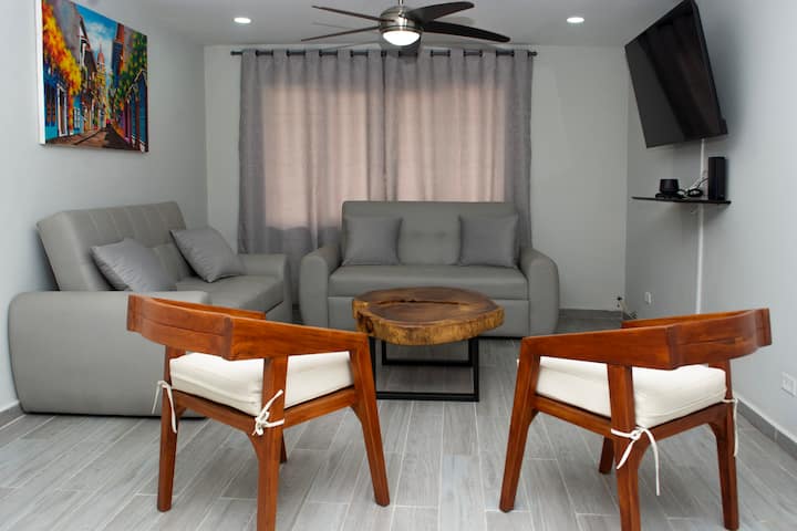Completely Remodeled - Sleeps 14 - Great Location - Cali