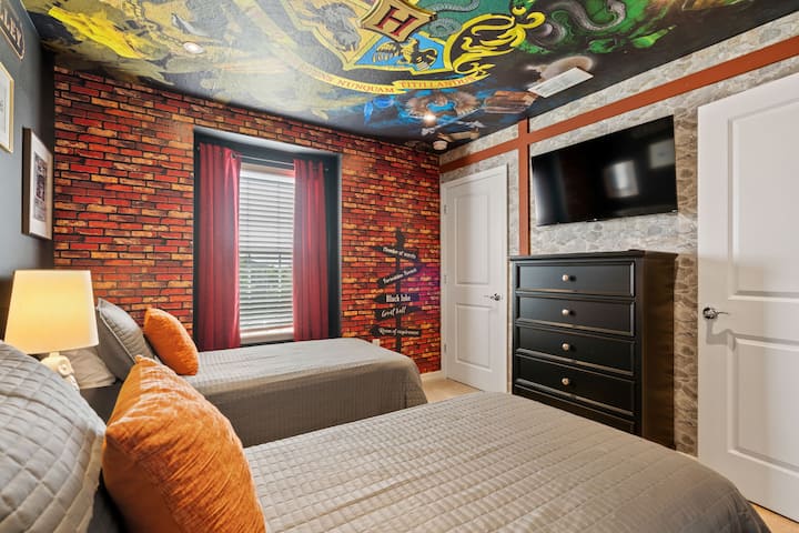 Wizardry Wonderland: Twin Room with Harry Potter Theme for Fantasy Lovers
