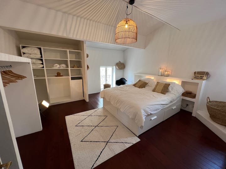 dhoma e gjumit veriore e të dytës me krevatin e saj dopio dhe mbrojtëset e fustaneve