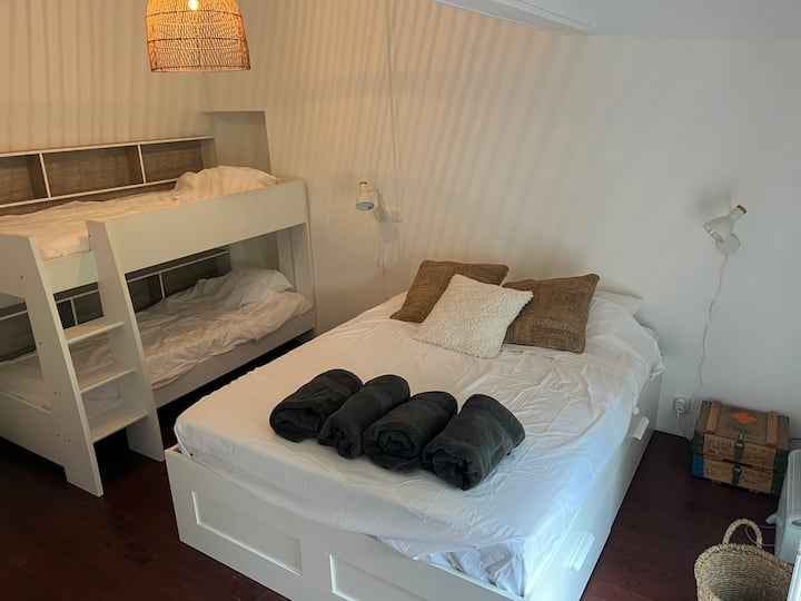 dhoma e gjumit perëndimore e të dytës me krevat dopio dhe dy krevate marinari 