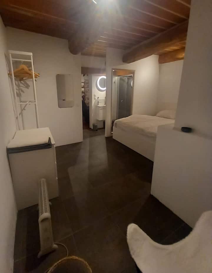 dhoma e gjumit në katin e parë me dhomë dushi dhe WC të pavarur