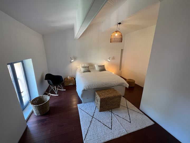 dhoma e gjumit jugore e të dytës dhe krevati i saj dopio, gardëroba e saj është pas fotografit...