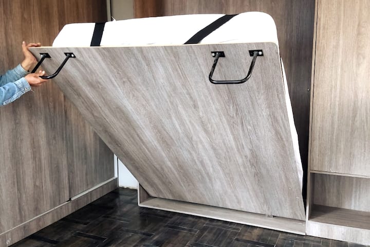 سرير رئيسي بمقعدين يطوي نحو الجدار