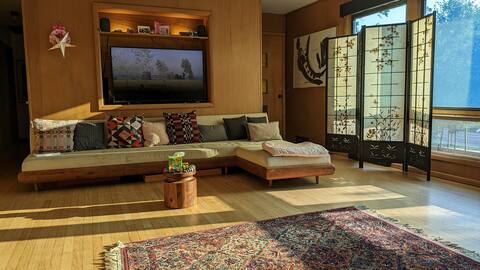 Warm, modern family home on lake and bike path