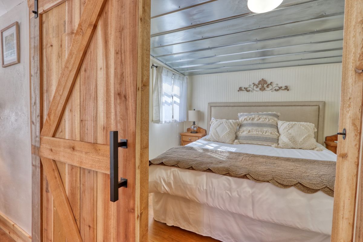 Საძინებელში მისაღები სივრციდან ჩაჯდომა.