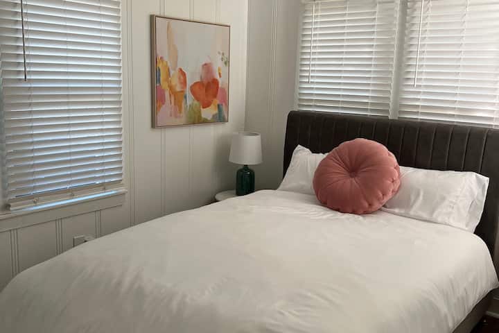 White Room - Queen Memory Foam Bed & Smart TV