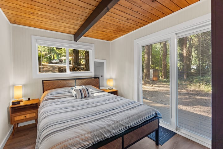 تحتوي غرفة النوم على سرير بمقاس كبير مع مرتبة هجينة مقاس 10بوصات مع رغوة ذاكرة جل