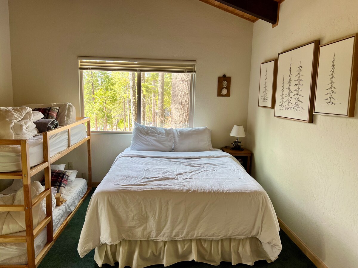 Este es un LOFT abierto en la parte superior de las escaleras, con 3 paredes cerradas pero abiertas a la escalera. No hay ninguna puerta privada, pero sí un baño conectado compartido con el dormitorio tamaño king. ¡Las literas son de tamaño juvenil y más adecuadas para huéspedes de hasta 5 pies y 8 pulgadas!