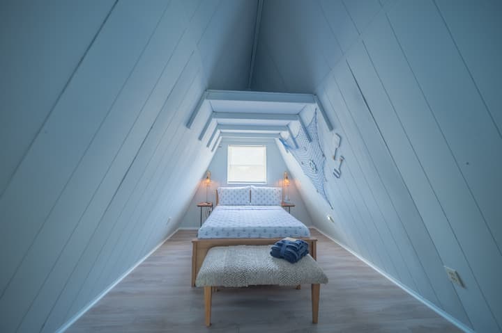 أخيرًا، هناك غرفة نوم في الطابق الرابع مفروشة بسرير بحجم كوين وهندسة معمارية ساحرة تجذب المغامرة.