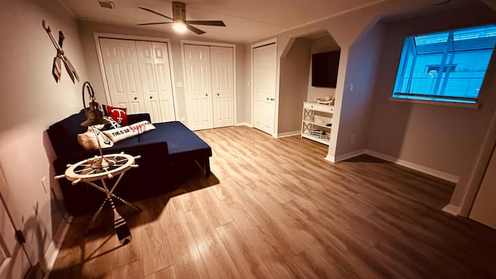 غرفة معيشة ثانية مع تلفزيون وسرير أريكة.