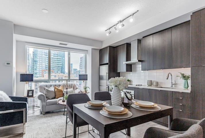 Executive Skyline Condo w/ Free Parking, Gym