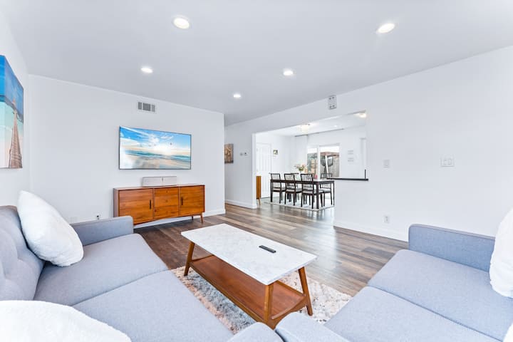 Beach Haus W/ Bikes, Toys, & Volleyball Court Ac - Huntington Beach