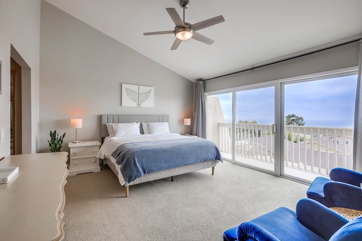 可欣赏广阔海景的主卧室。 俯瞰海豹岩、圣克莱门特岛和卡塔利娜群岛。 