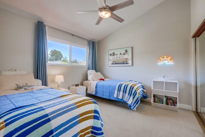 第三间卧室，配有两张双人床，适合儿童或成人入住