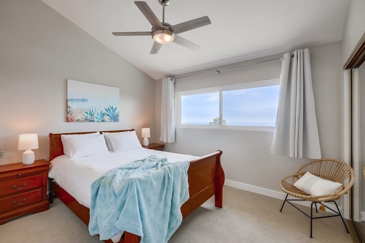 次卧，配有双人床，可欣赏海景