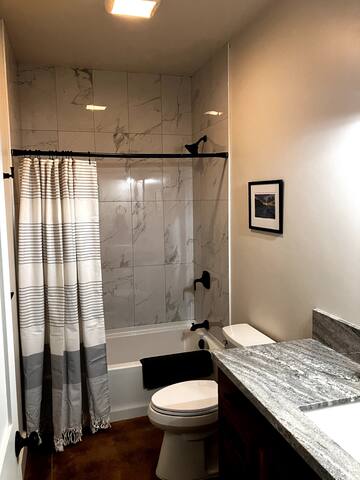 Queens Bath House, 100 steps to Trailhead gallery image 5