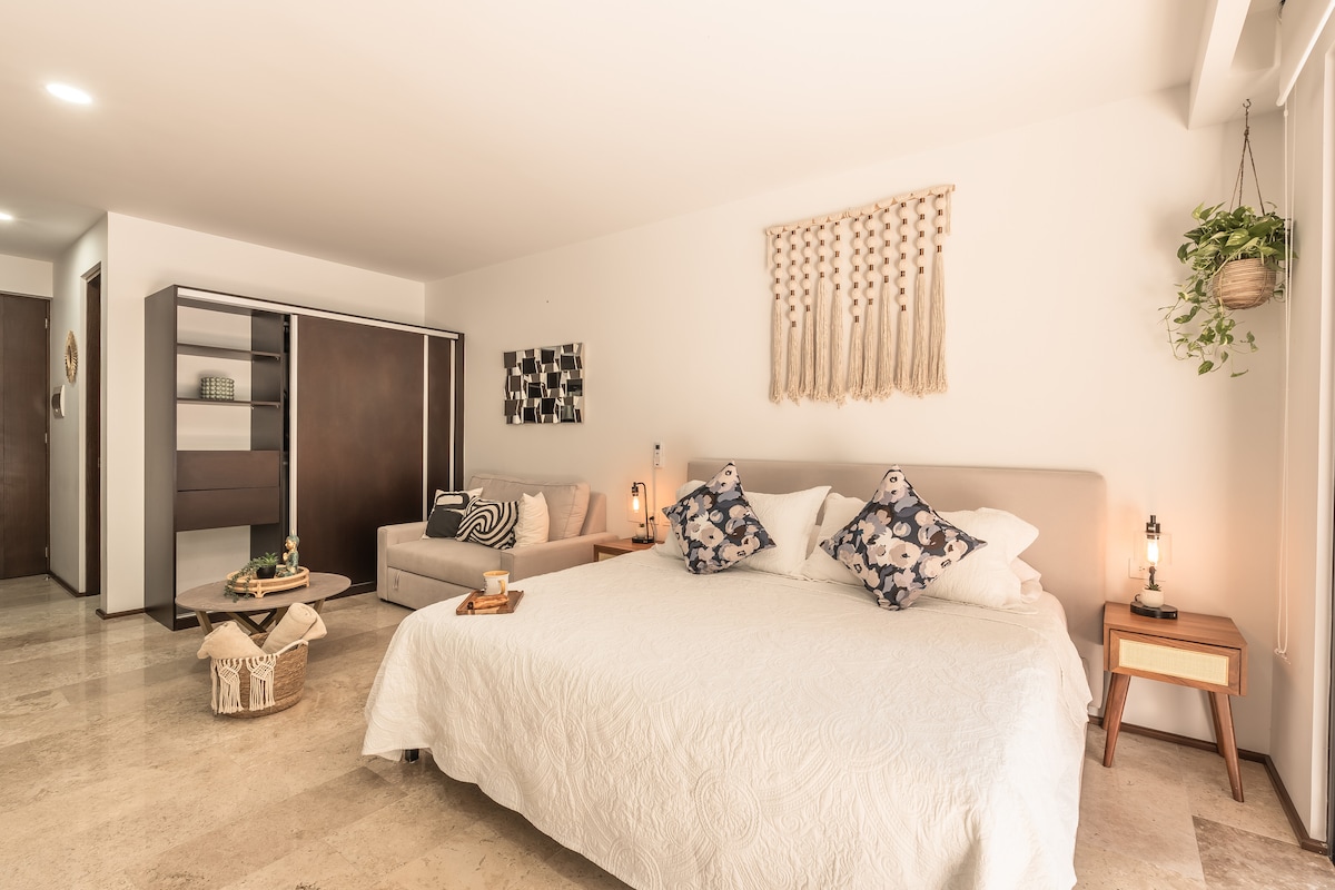 Dhomë e bukur dhe e bollshme King me dhomë ndenjjeje + dollap!