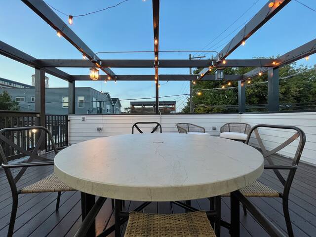 Lux LoganHouse w/garage, Sleeps 12, & rooftop deck gallery image 4