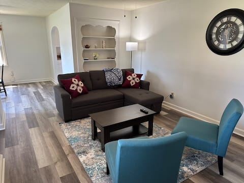 Sleeps 8, YSU, Fairgrounds, EV1, (Fenced Backyard)