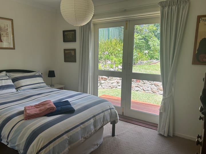 Chambre  2 - Lit double - Portes-fenêtres donnant sur la terrasse et la cour arrière