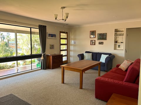 Top Airbnb: - Serenity Retreat - (Pets, Wi-Fi & Linen) in Vincentia
