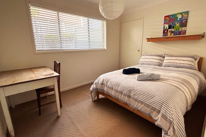 Chambre 3 - lit double et bureau 
