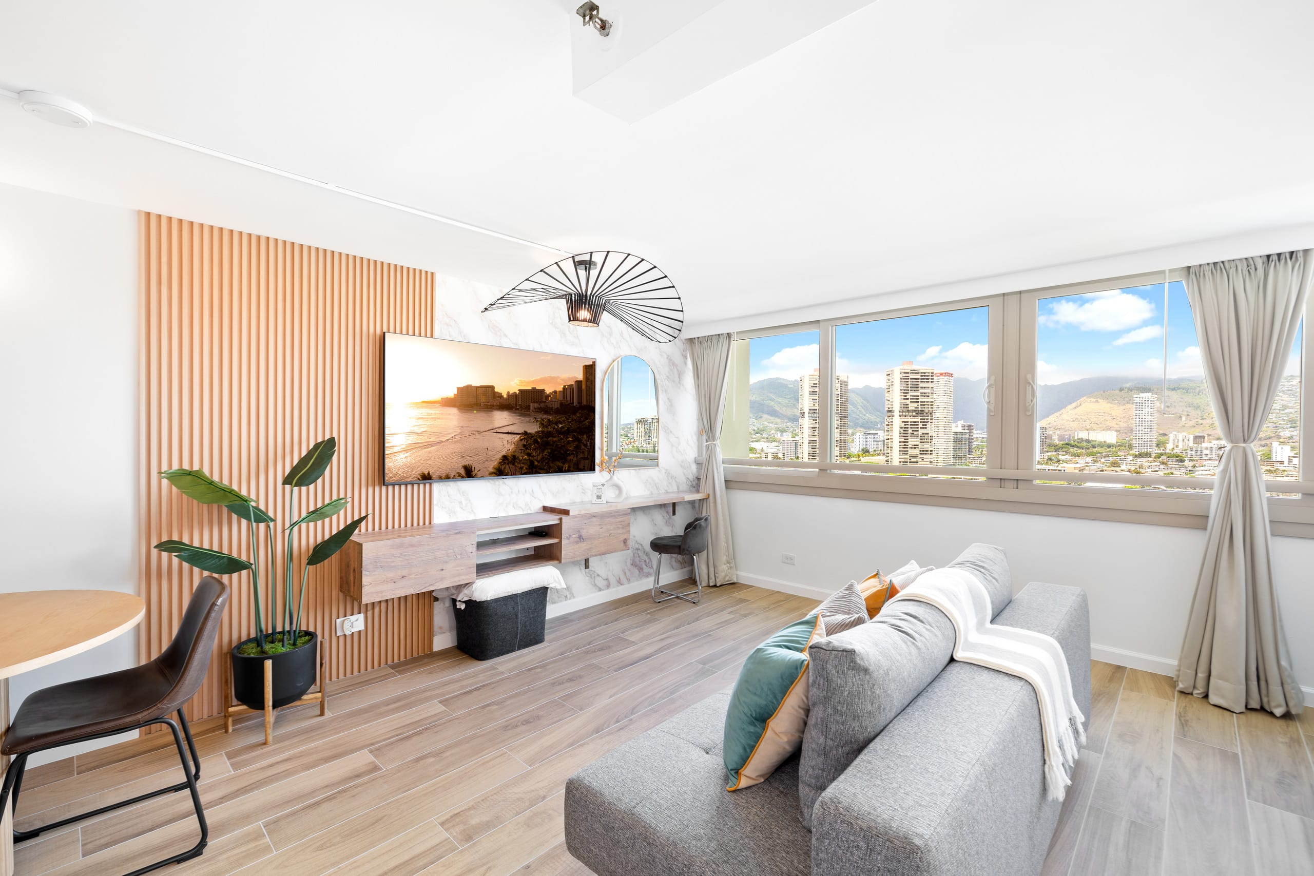 Condo in Honolulu · ★4.94 · 1 bedroom · 3 beds · 1 private bath - Image 2