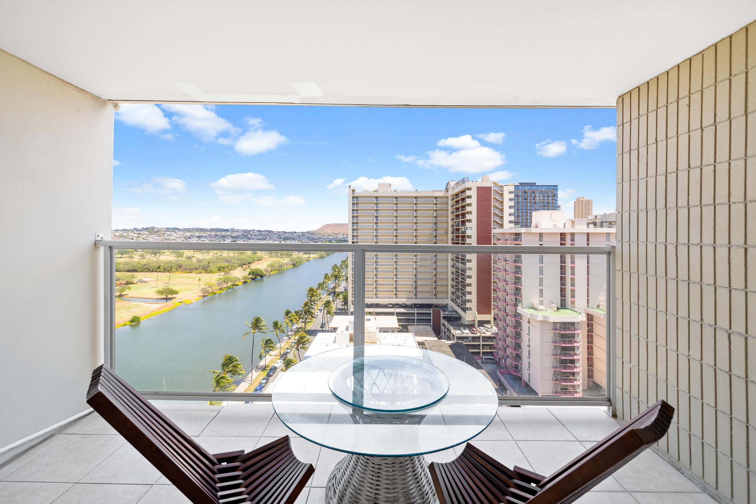 Condo in Honolulu · ★4.94 · 1 bedroom · 3 beds · 1 private bath - Image 5