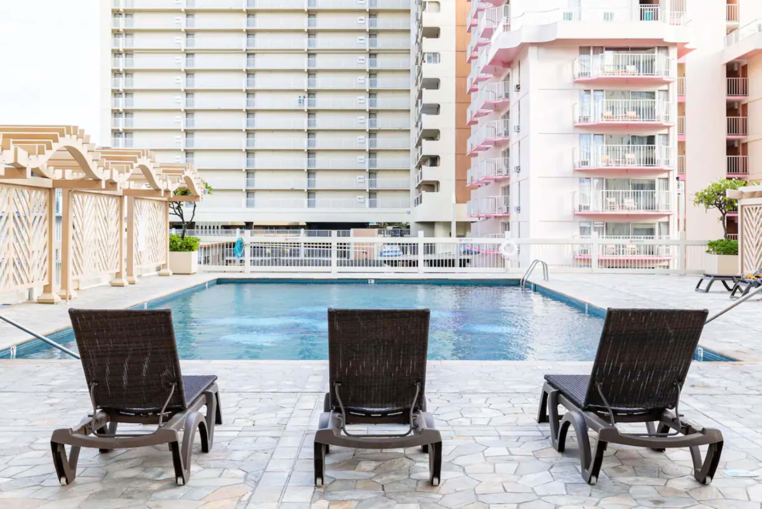 Condo in Honolulu · ★4.94 · 1 bedroom · 3 beds · 1 private bath - Image 6